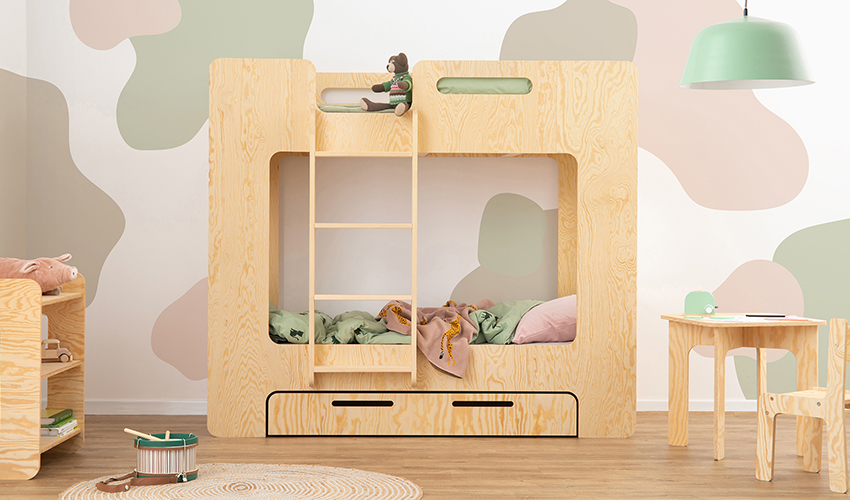 Drewniane łóżko piętrowe z szufladą wykonane ze sklejki sosnowej w kolorze naturalnego drewna z drabinką po lewej stronie